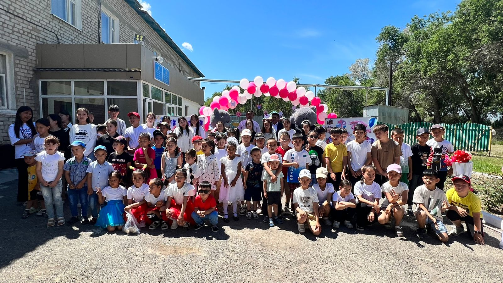 Көкдала орталау мектебінде  1 маусым Балаларды қорғау  күніне орай ұйымдастырылған "Бақытты балалық шақ"  тақырыбында мерекелік іс-шара өтті.